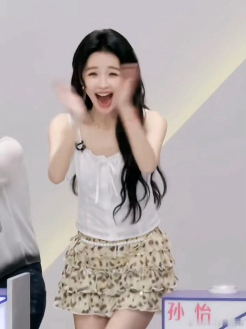 孙怡又在贡献表情包了孙怡像素小人表情包更新孙怡的表情包产量比舞台产出还高。笑成囧