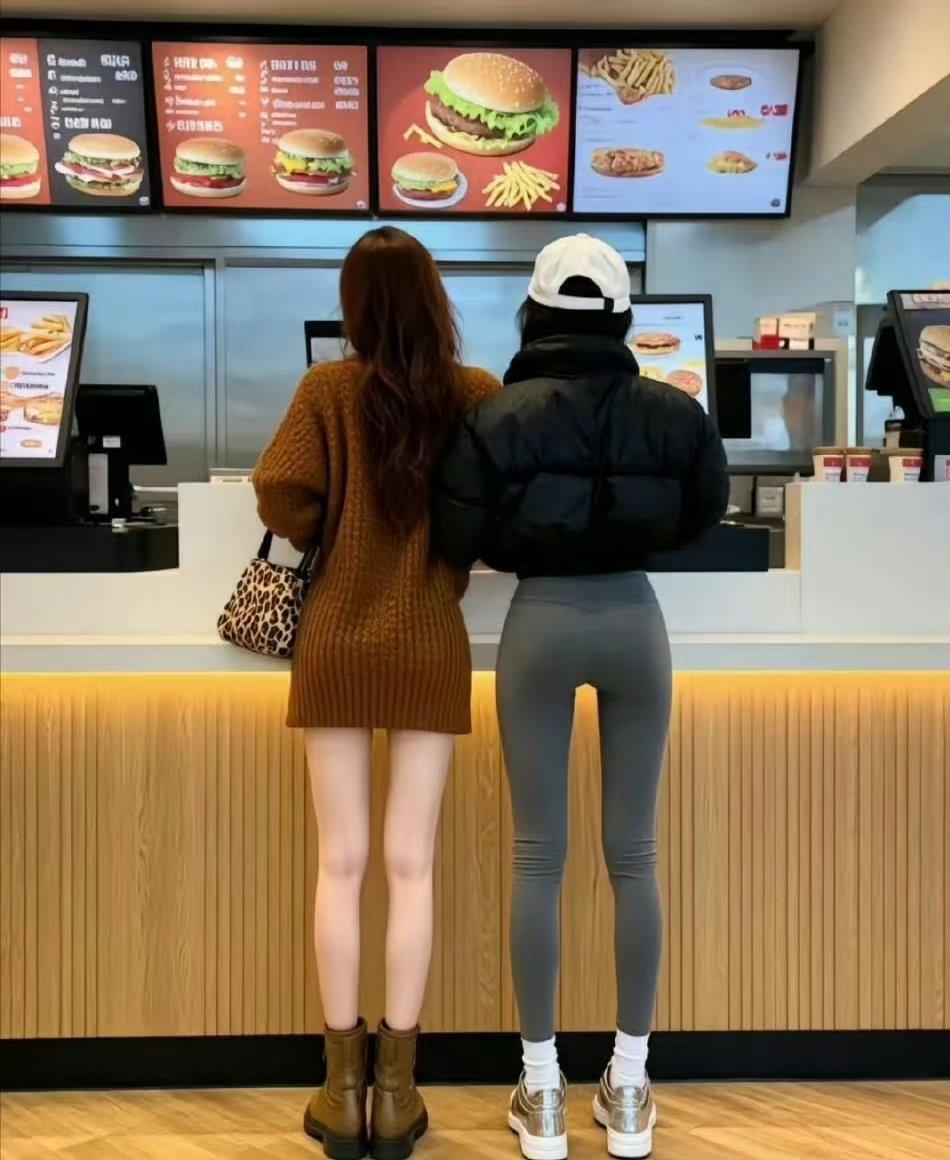 按照柜台的高度，
这两位女性身高不错呀。