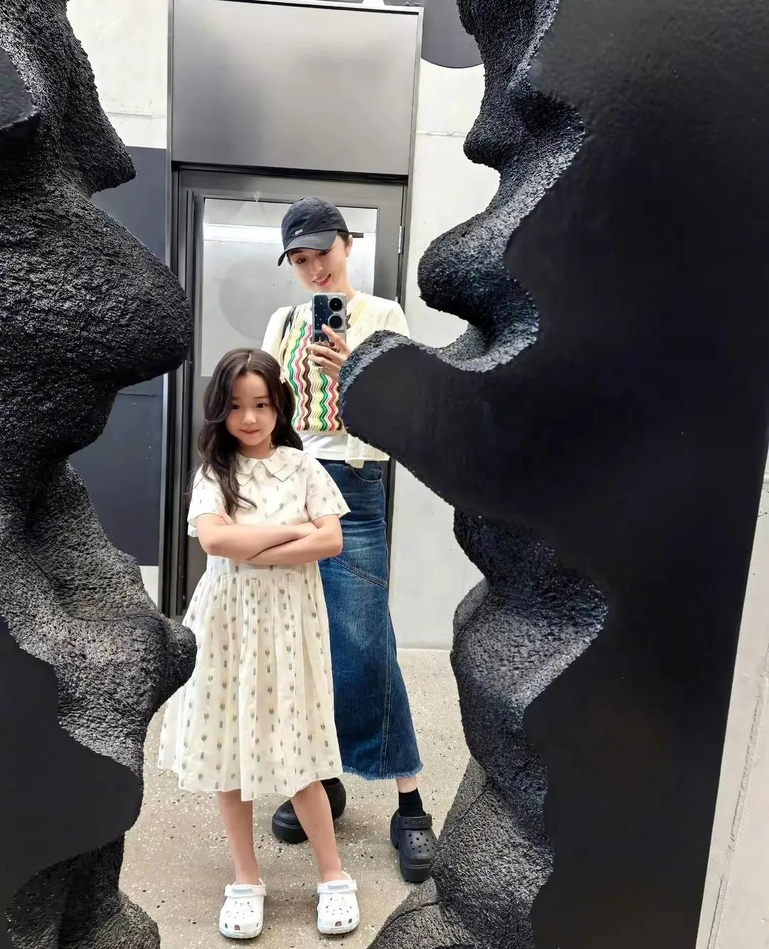 董璇与女儿小酒窝同框
最近，董璇和小酒窝出现在韩国首尔
她们这趟的韩国旅行
小酒