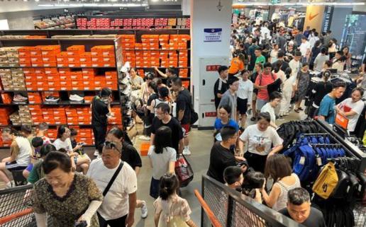 10月还没结束，社会上出现了三个反常现象。

10月22日，法国奢侈品巨头接连交