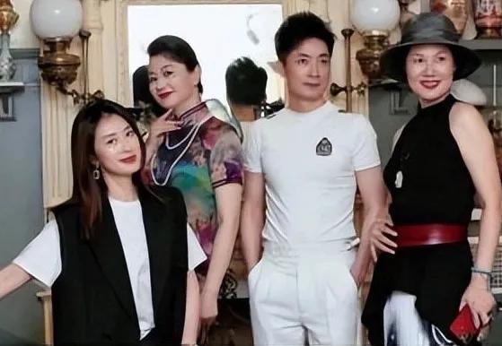 能做王志文的妻子，确实出众，颜值气质都在线。简单的穿搭就能抢人眼目。气场强大的美