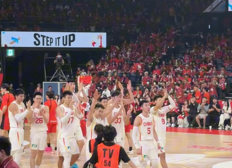 中国男篮终于彻底的苏醒了！
 
两队你来我往，分差一度被日本队拉开，看上去就要被