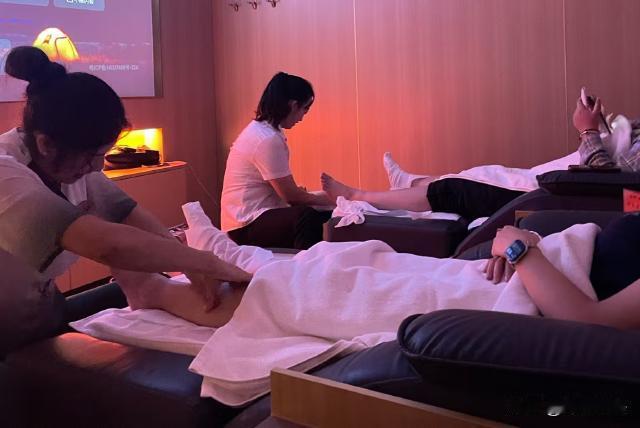 河南，一对小夫妻经营了一家足疗店，因为不善经营亏了不少钱，二人决定学别人让女技师