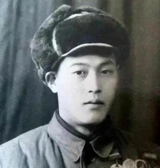 1952年，志愿军战士张文荣被美军俘虏后叛变，接受完改造后，他奉命打入志愿军内部