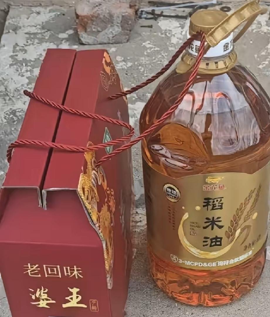 老公今年三月退休，今天早上单位打电话说让去领中秋福利，老公说我退休了，领导说，最