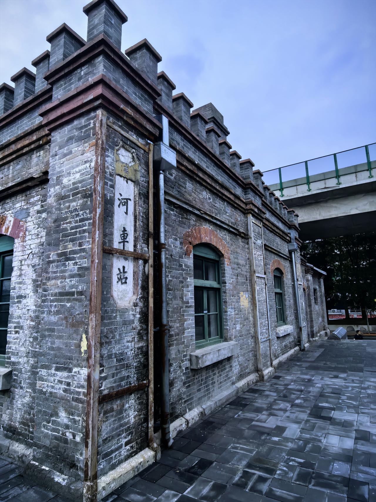 京张铁路上的老清河火车站，矗立在现清河高铁站东广场外南200米的角落，见证着岁月