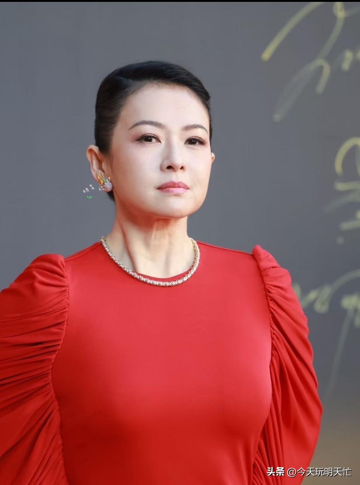 这次中国电影盛典红毯，她一身红裙亮相，看着确实丰满了不少。有人说她是为了新角色特