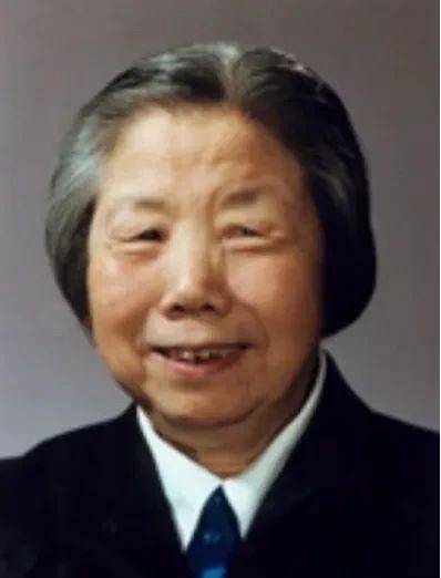 1992年7月11日，邓颖超去世后，她的秘书赵炜向中央提出了四个要求。然而，中央