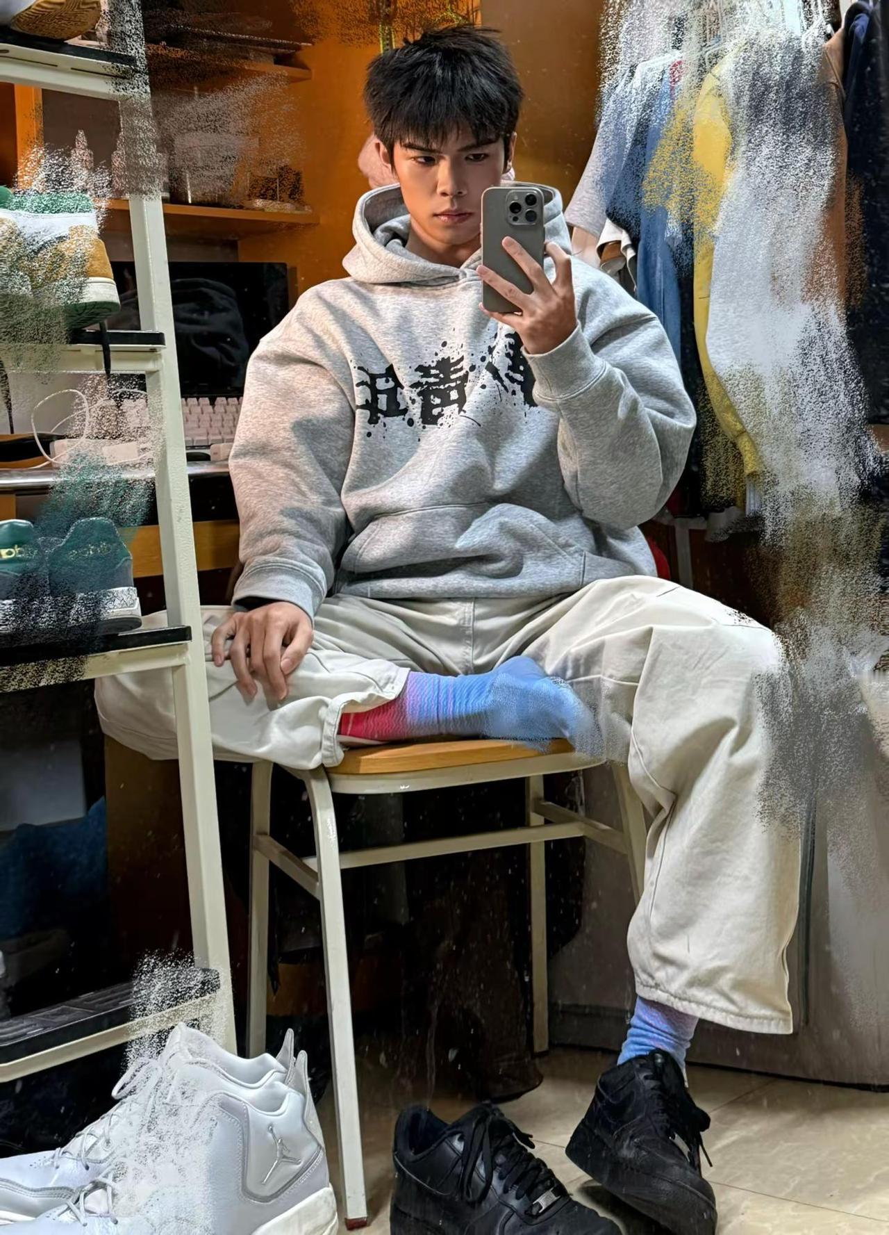 粉蓝交锋。拍照姿势 男生穿搭 对镜拍