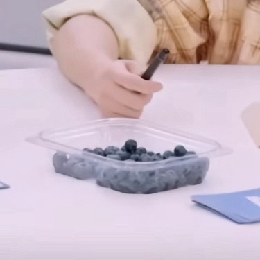 桌子上放着鑫鑫最喜欢的蓝莓💧 这期我孩子真的被照顾的很好🤲🏻🥺 