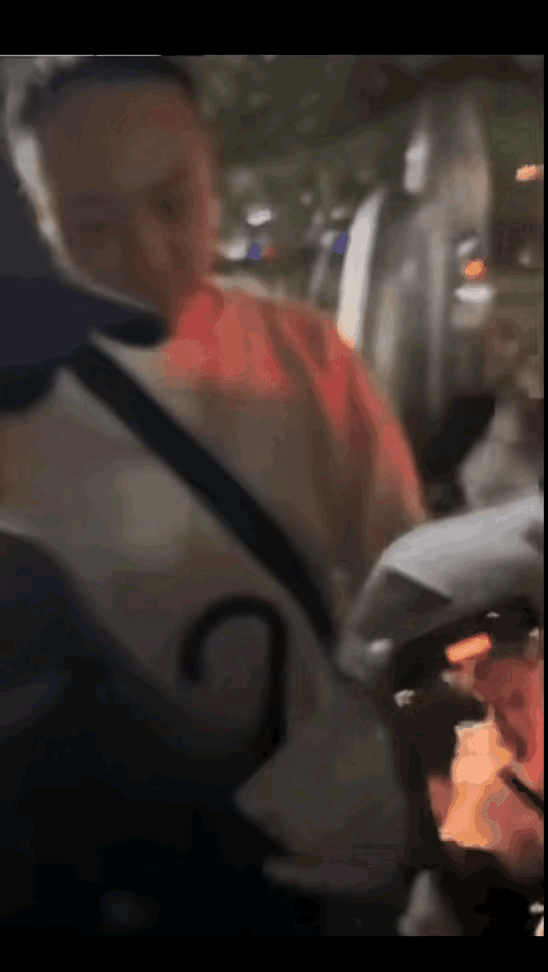 谁能想到明星签名时，身边最让人发毛的不是疯狂粉丝，而是紧盯着签名本不放的“自己人