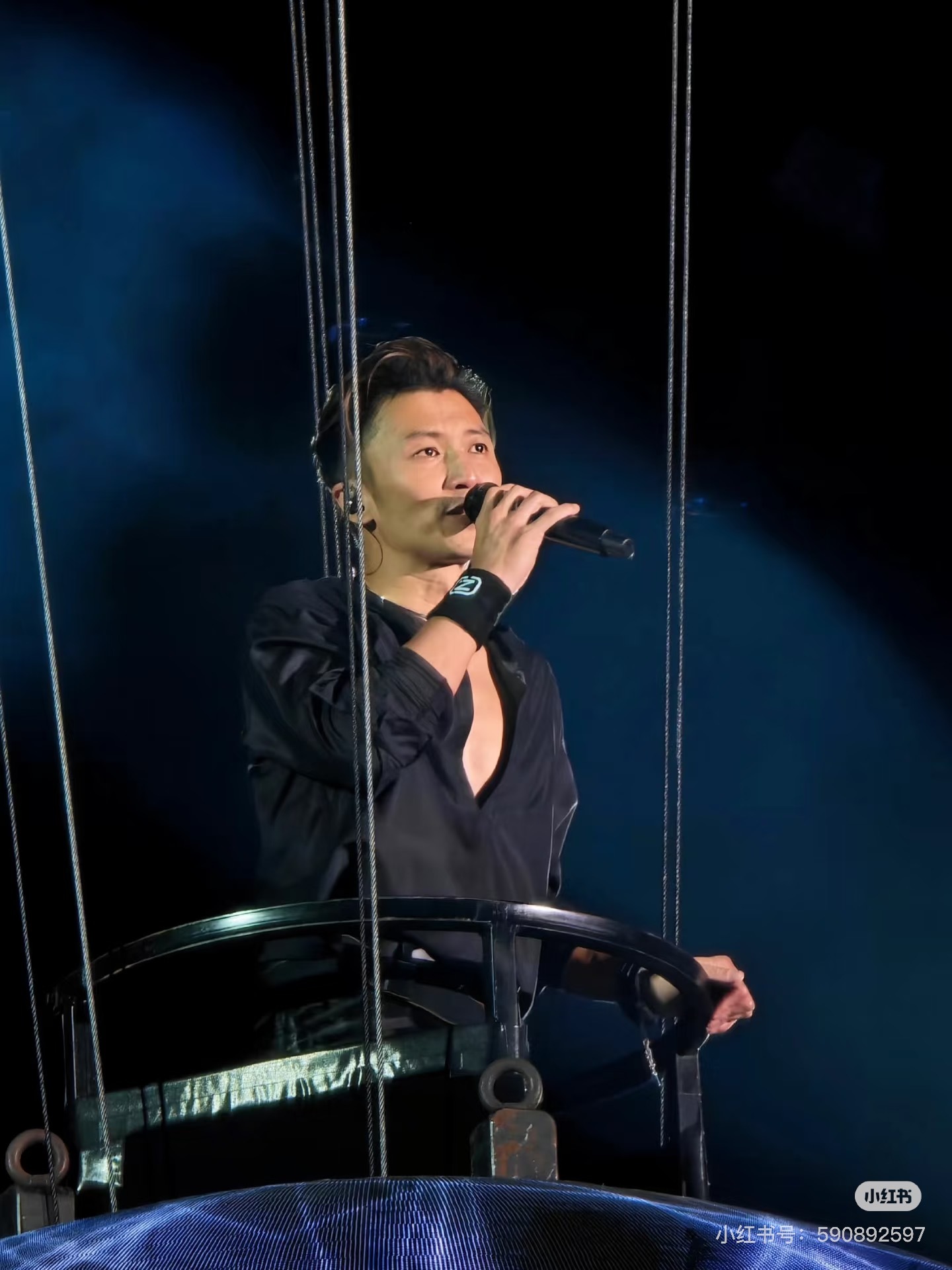 谢霆锋演唱会现场粉丝淡定开会年轻人的一心二用有多绝谢霆锋演唱会现场粉丝真的好搞笑