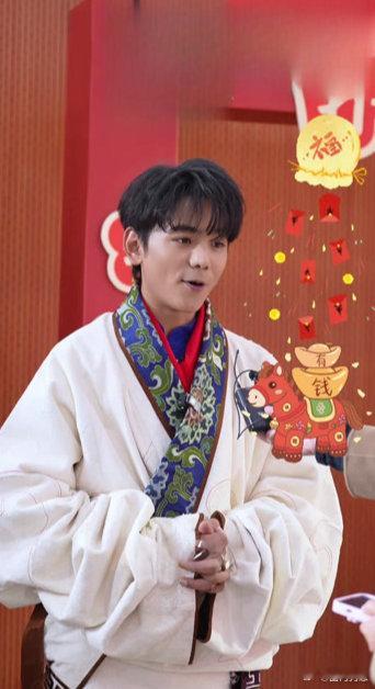 春晚第一个节目就有丁真 从理塘到春晚舞台，丁真依旧是那个纯净少年。扬帆起航是胸怀