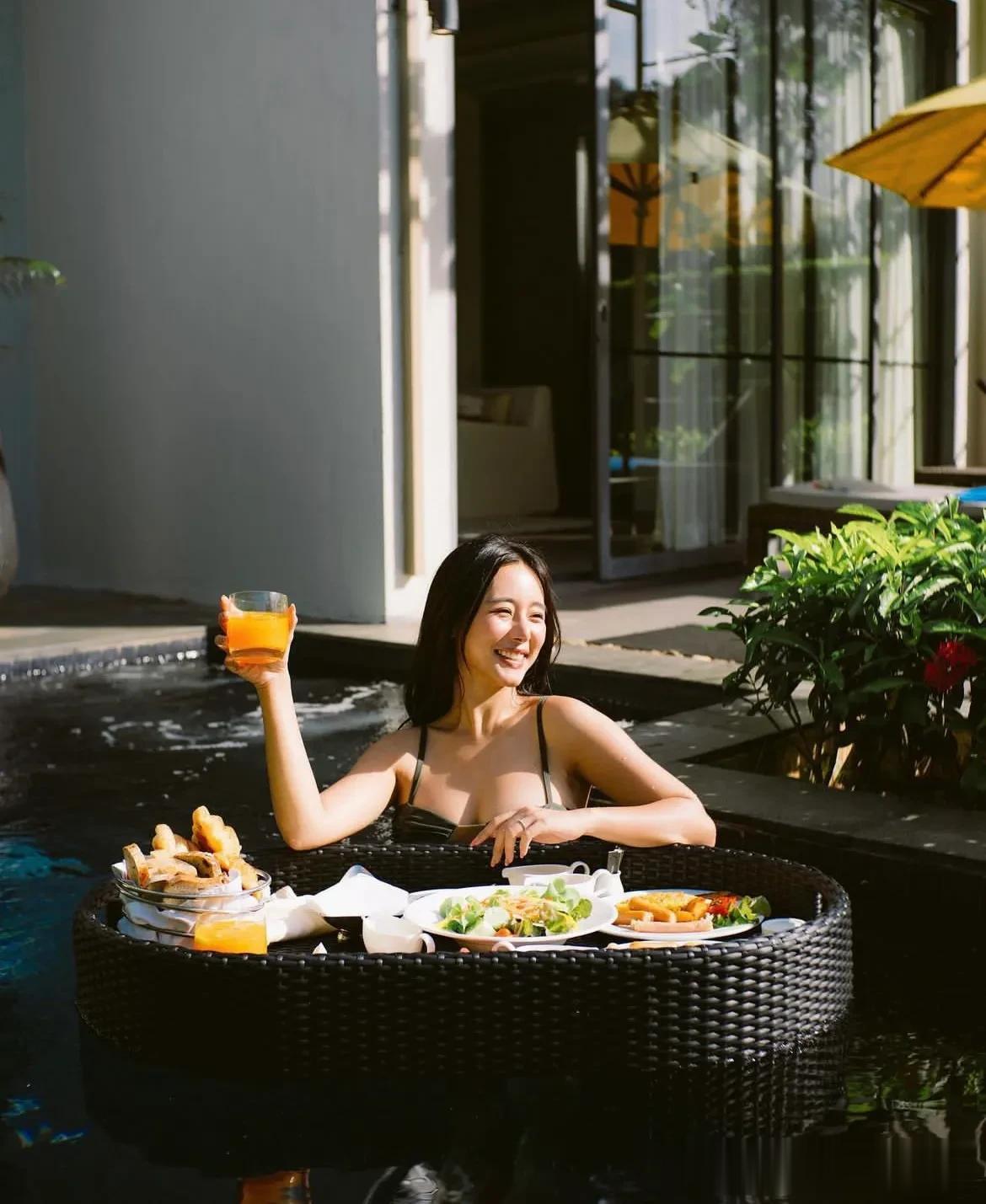 泰国普吉岛，岛上到处是阳光的味道，灿烂无比。在度假酒店里，找一个带泳池的客房，就