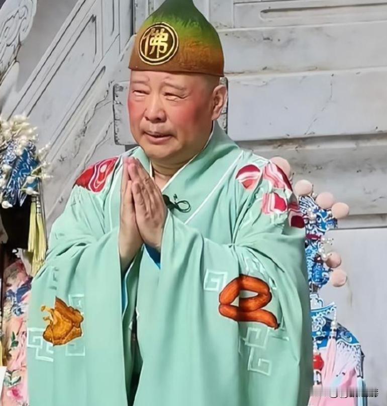 2026 年夏季，一场舞台即兴改编，将郭德纲再度推到舆论漩涡中心，伴随风波发酵，