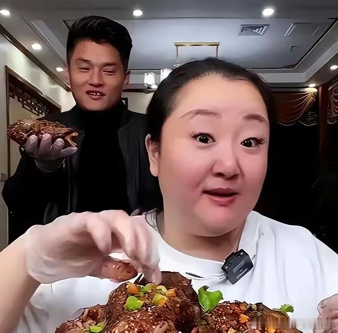 吃播网红们为了挣钱不要命！深夜，吃播网红女子被送往医院，谁能想到，这位急诊室里生