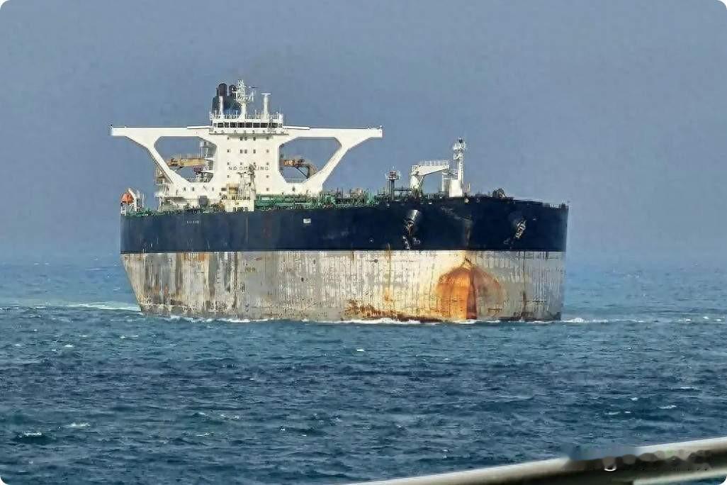 结合俄方最新表态和实际行动来看，俄罗斯对美国扣船行为的回应是**“法理强硬谴责+