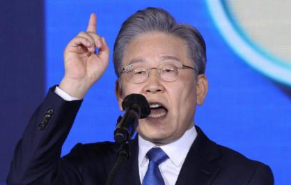 李在明硬气表态，韩国的国防安全应该在韩国人手里，不应该在美国人手里。
 
现在李