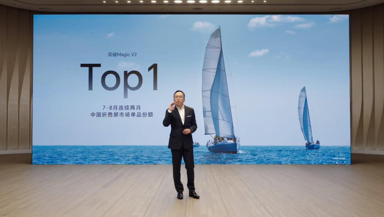 荣耀Magic V2果然是个转折点呀，折叠屏销冠。今天发布的是Vs2，看起来定位