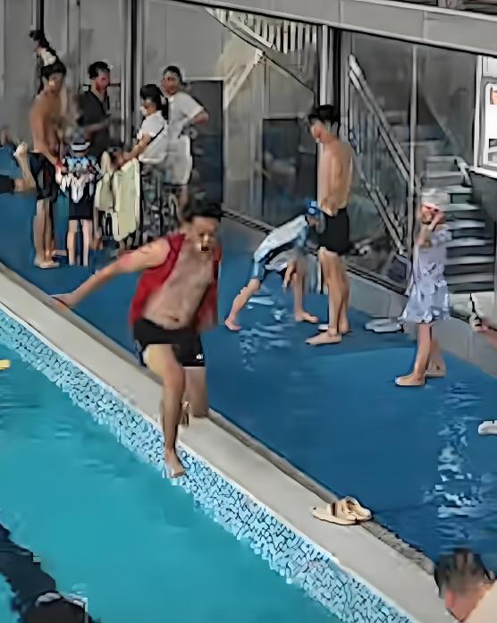 “没想到上人民日报了。”湖北麻城，一名小女孩准备下池游泳，不料下水时姿势不对，脚