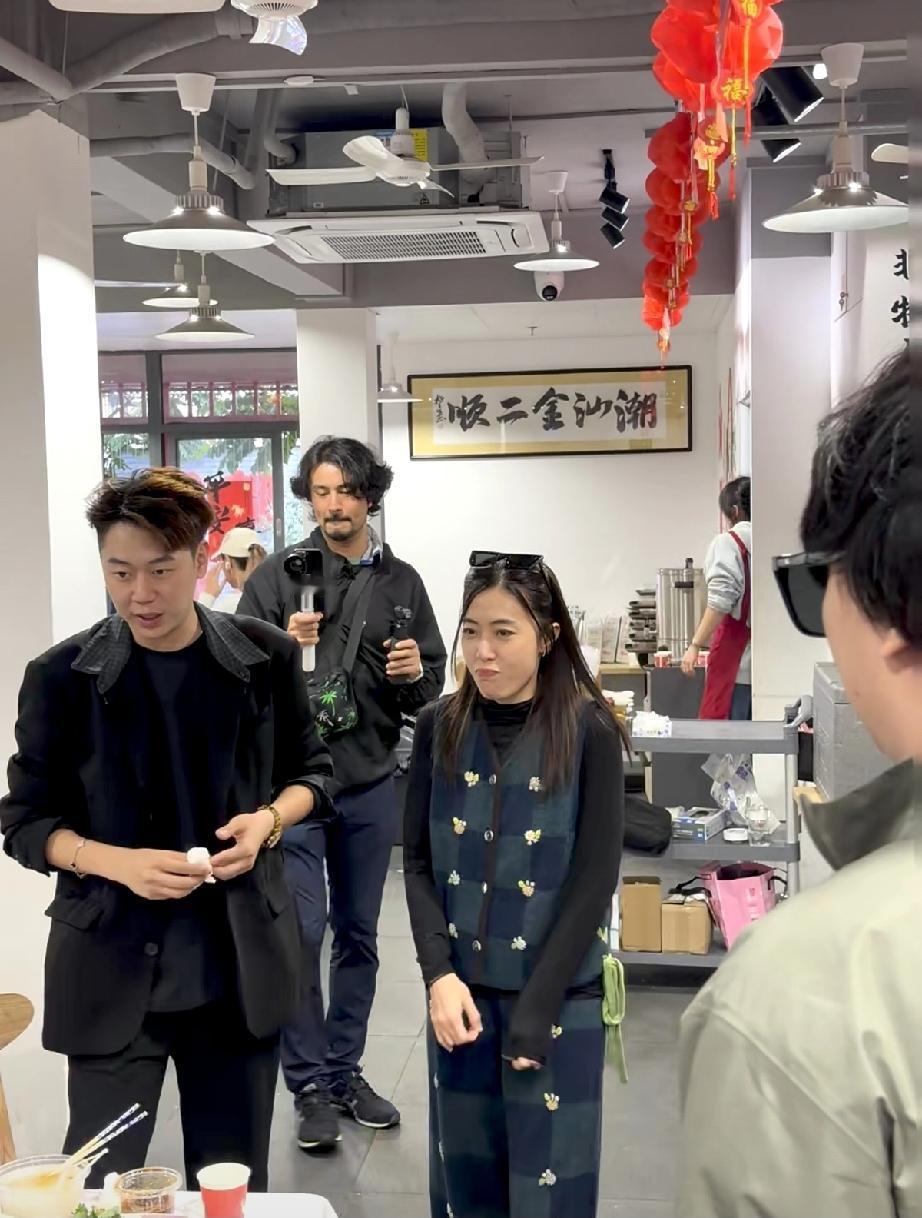 甘比真能讲排场，汕头吃个生腌，竟然跟前一堆帅哥，好几个摄影师，她还害羞了！

1