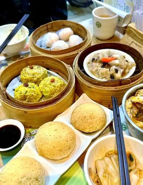 如果把你现在的一日三餐换成香港人的饮食，你觉得自己能坚持几天。
 
很多人去香港