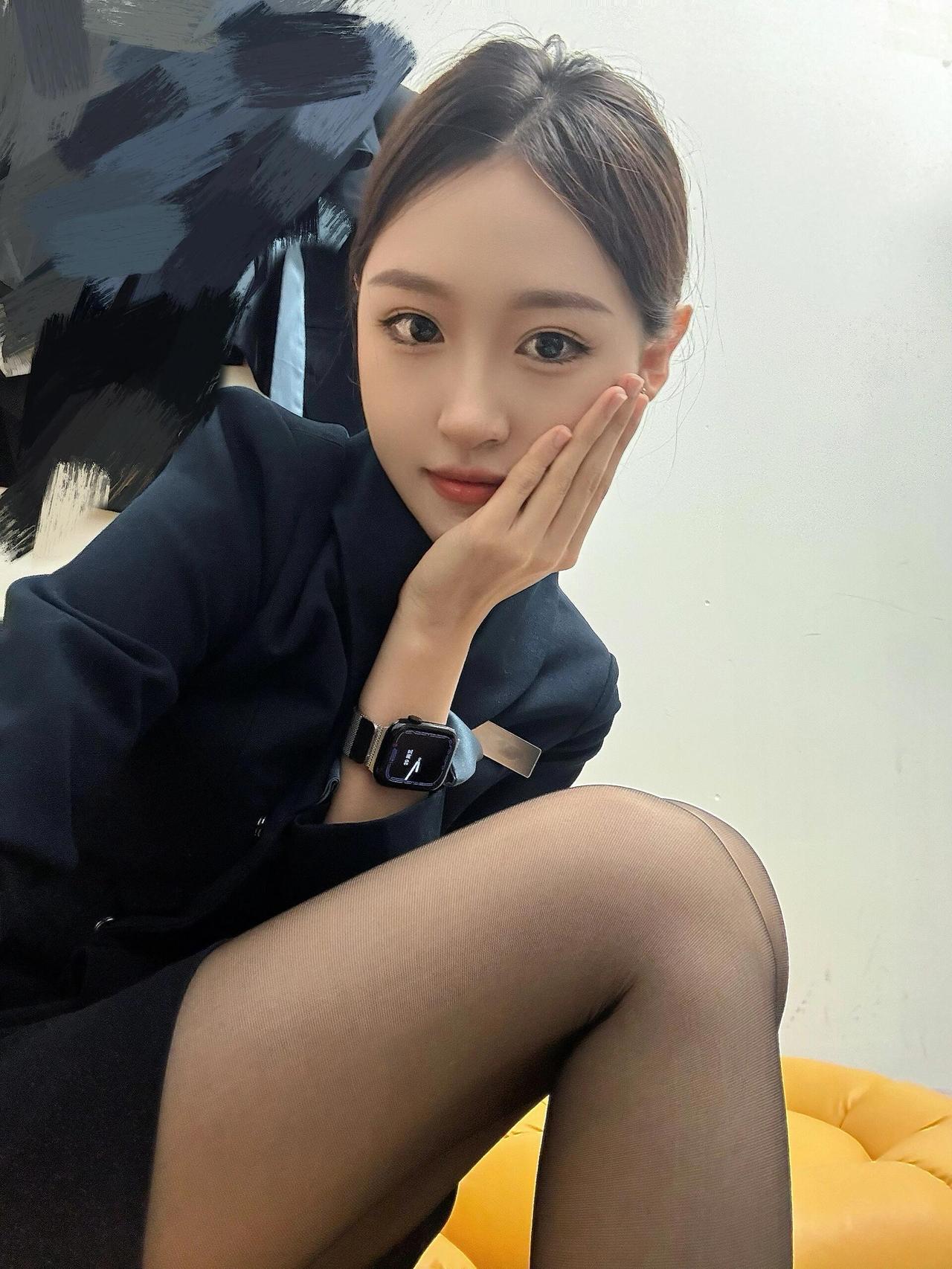 优雅职场风，简约黑色西装，自信满满！