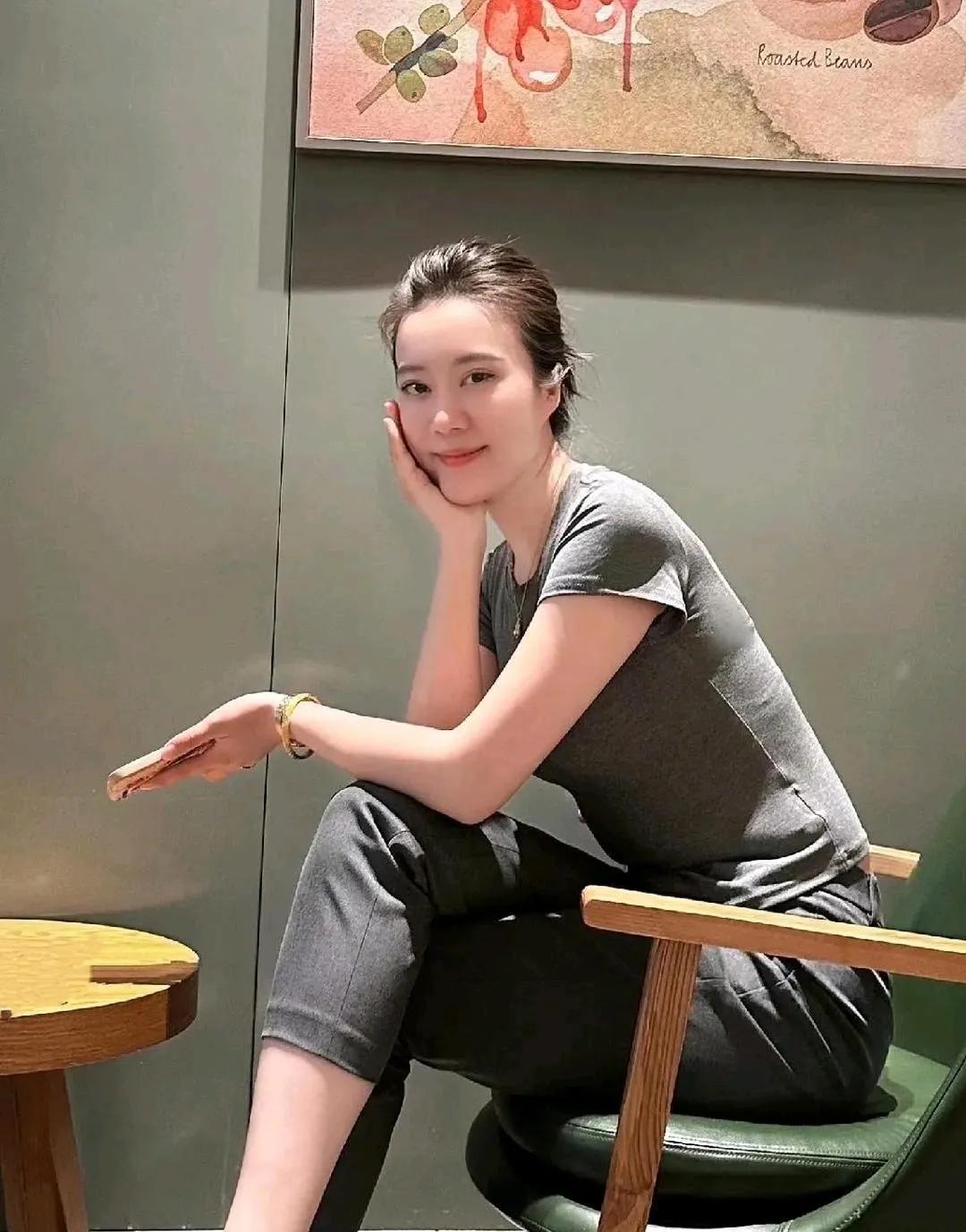 悠闲午后，咖啡与画作相伴的美好时光。