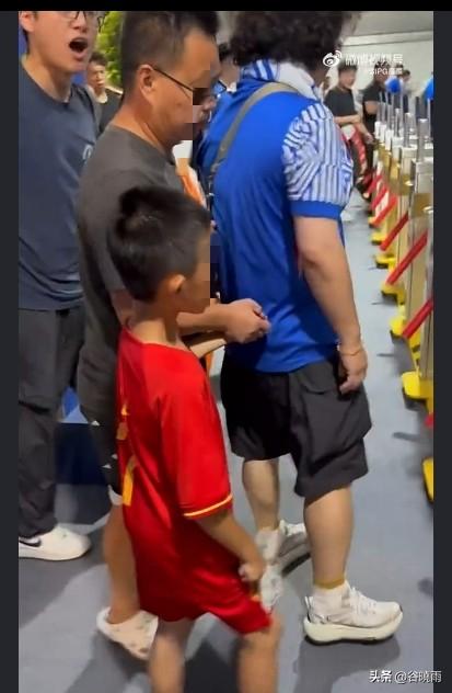 一场北京国安与上海申花的京沪大战，没想到受伤的却是武磊的球迷，好在武磊果断出手！