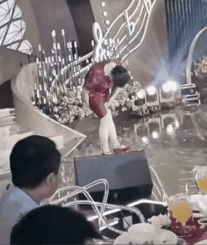这就是得意忘形吧，儿子终于娶媳妇了，当妈的不知道如何表达自己喜悦的心情，竟然在结