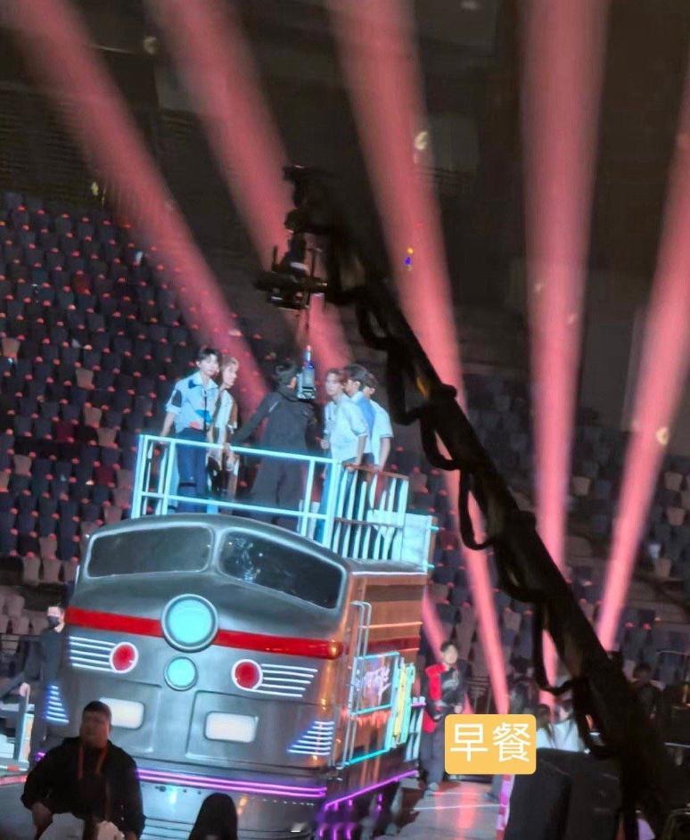 我们时团跨年也有花车（cr：net） 