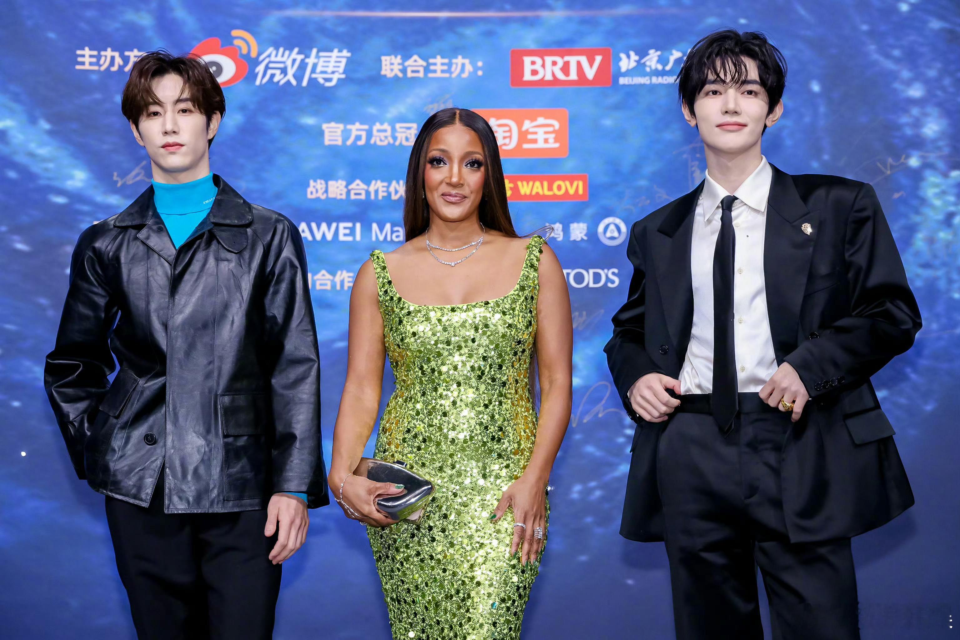 章昊段宜恩合影段宜恩发和章昊合影 ZEROBASEONEZB1组合 章昊章昊 、