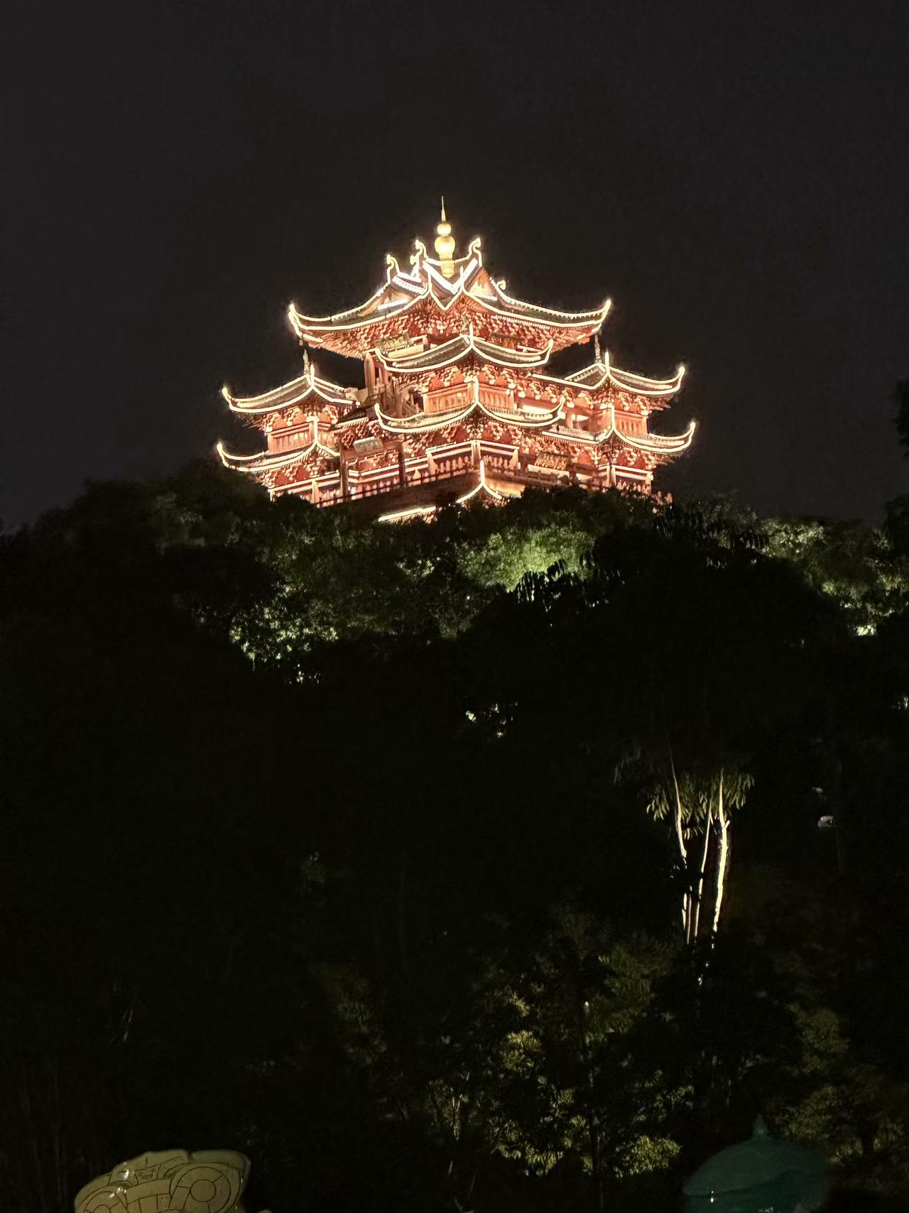 别瞎吃药，身体自带“大药房”，钥匙就在你每天的生活里：

火气大喝温水
别牛饮，