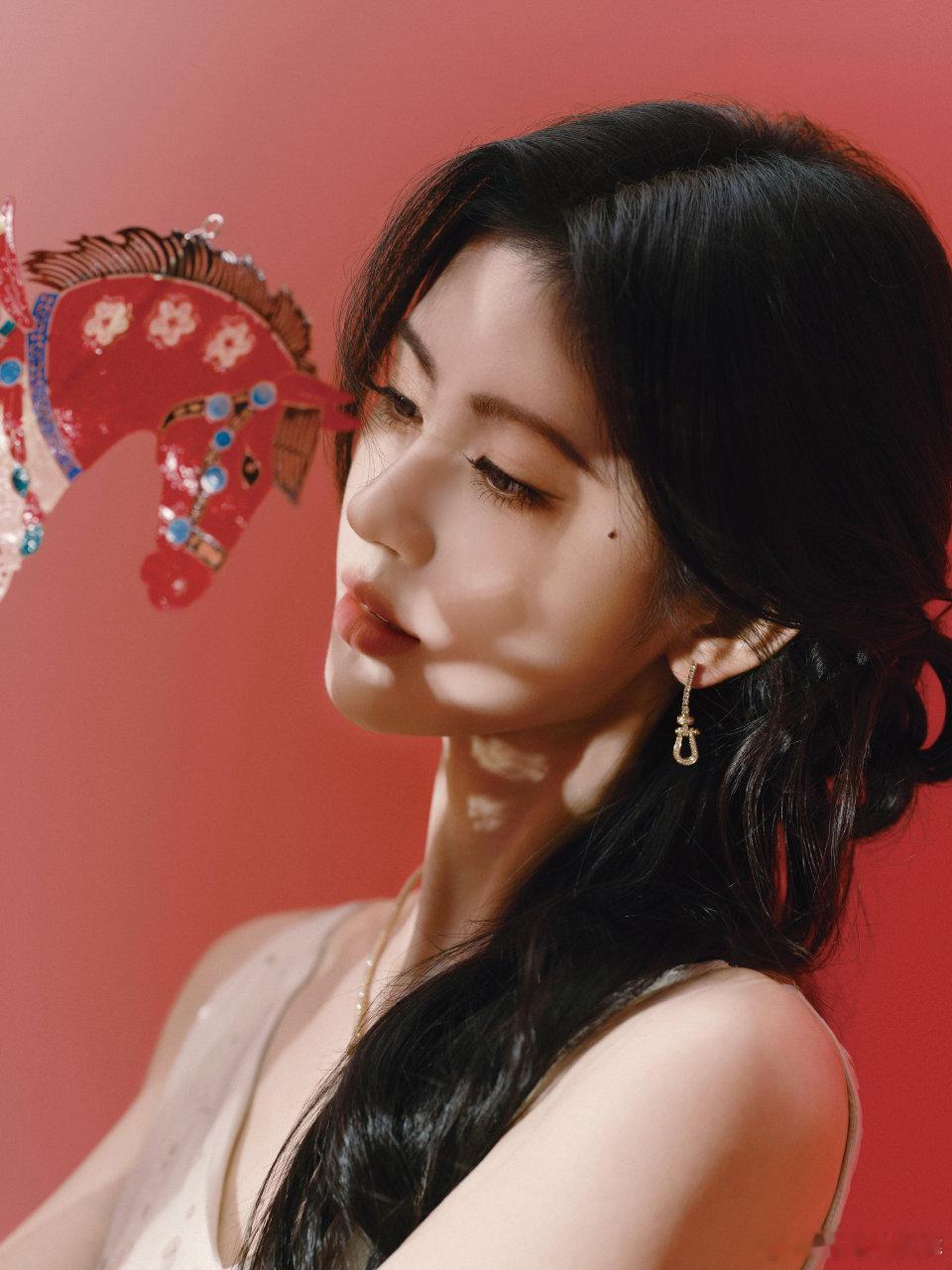 鞠婧祎新年大片，大家除夕快乐 