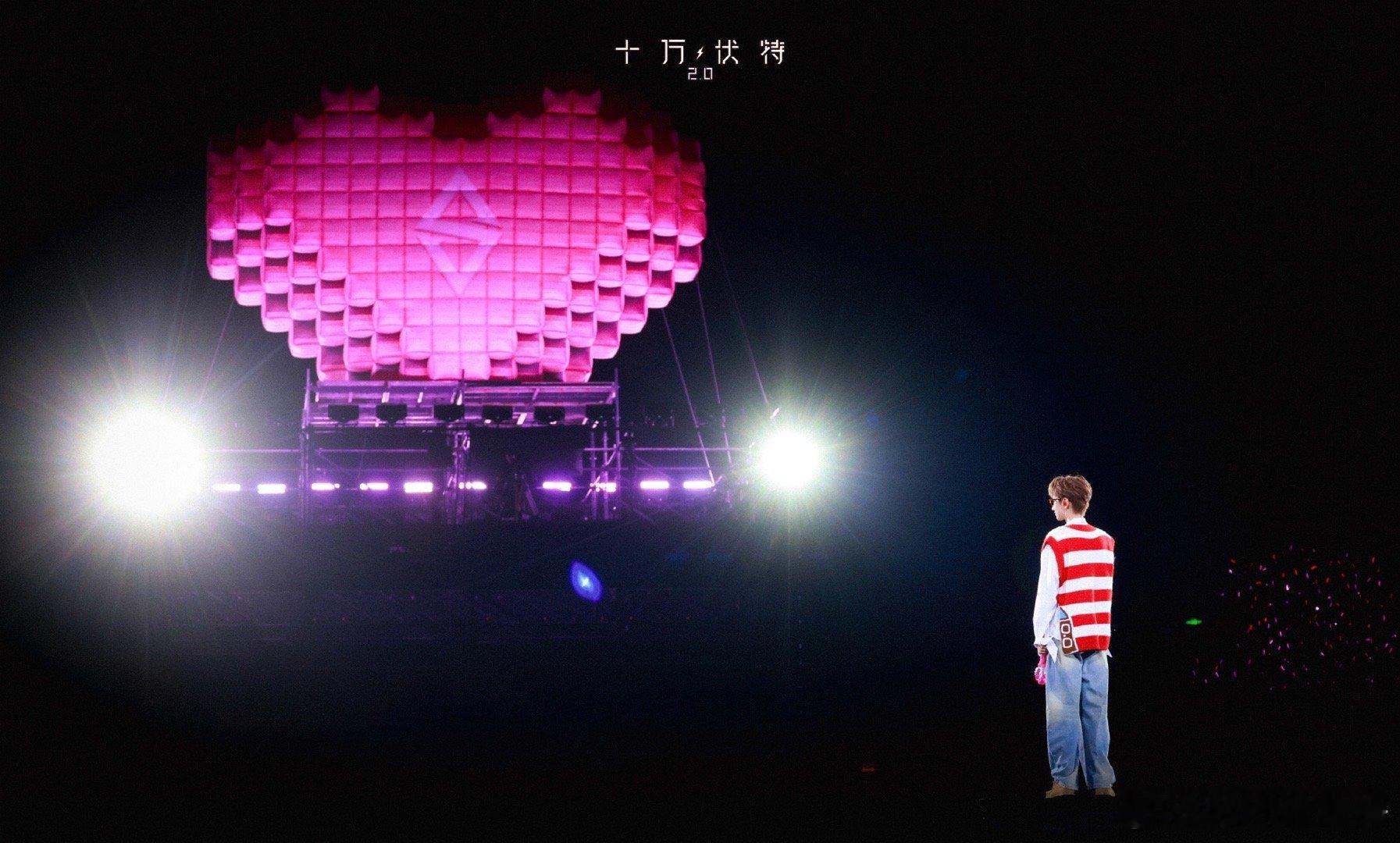 差点就听见汪苏泷唱歌了 汪苏泷花车巡游变大型“消音”现场！粉丝的欢呼声像隔音墙，