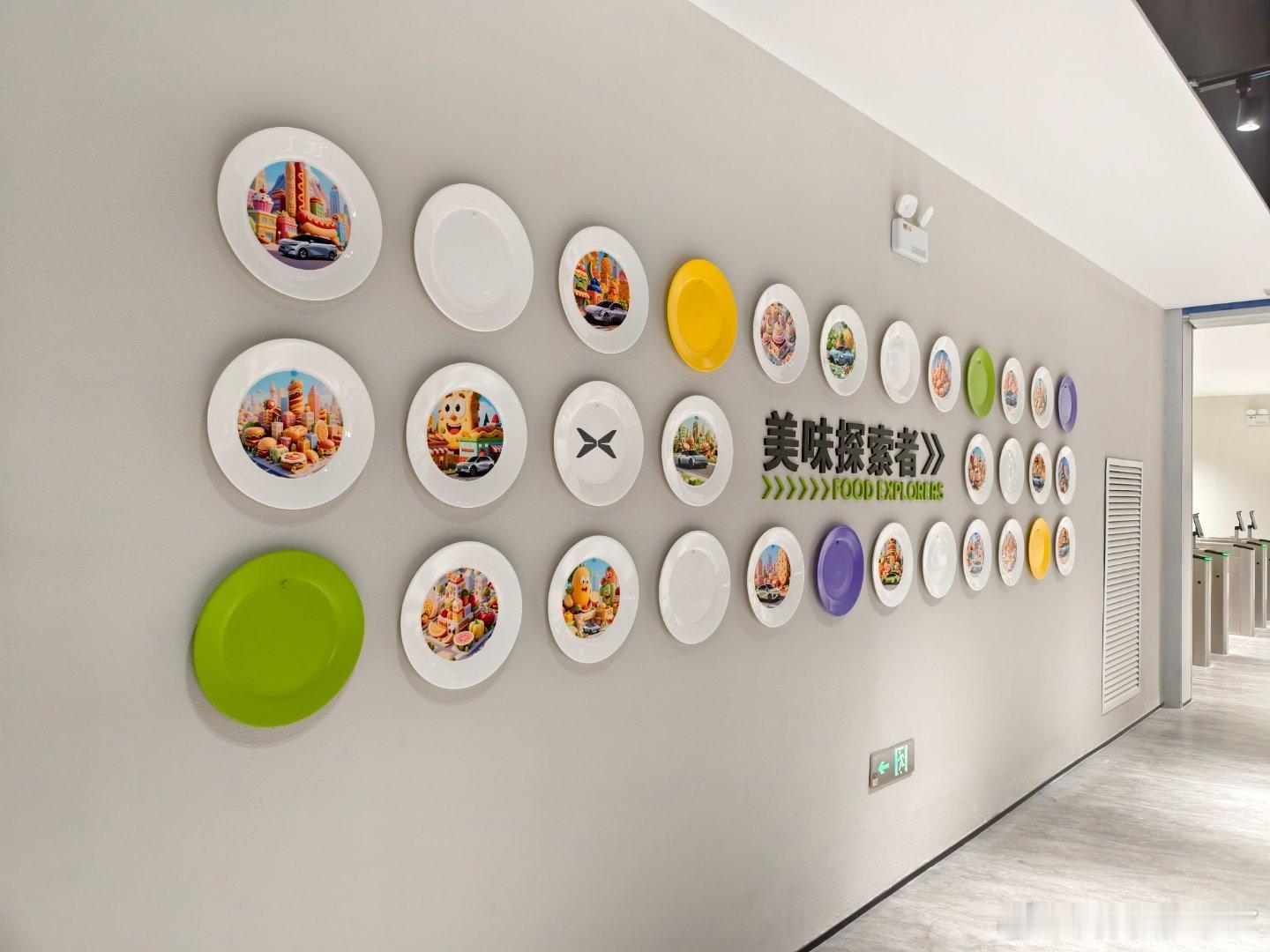 小鹏的妈妈厨房太赞了！妈妈们真怕我们吃不饱啊，这手抓饭这么大一份[嘻嘻]  ​​