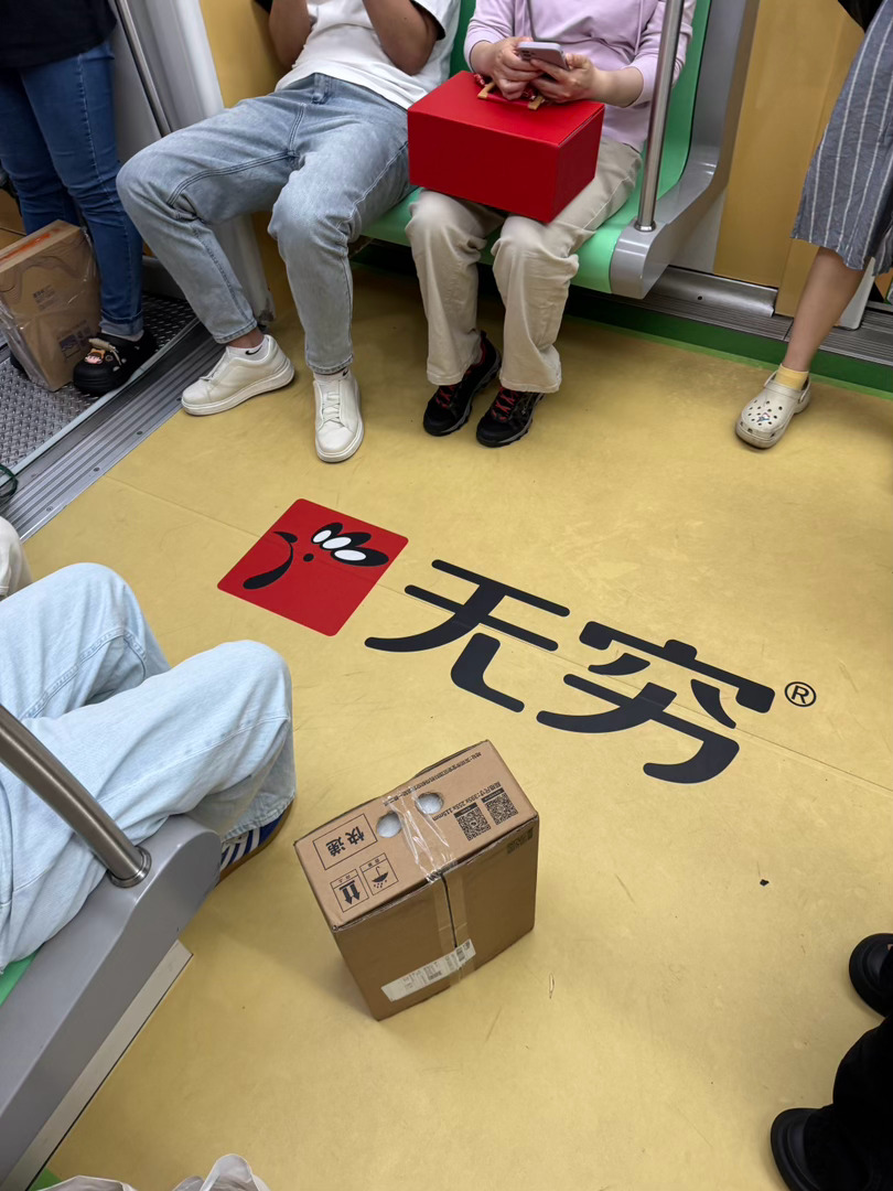 说端午节礼物是一箱桃子阁么苏州肯定是水蜜桃喽结果是黄桃别人礼盒我快递盒一脚踩烂只
