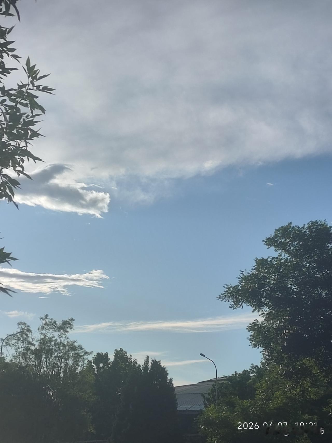 今天的蓝天是治愈系限定款☁️，云朵软乎乎地飘在澄澈的底色上，风都带着夏天的清爽。