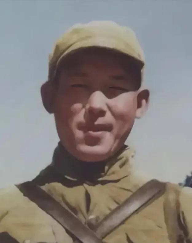 1951年，大水洞阵地上，13名美军围着一个志愿军的排长。这个志愿军猛烈地咳嗽着