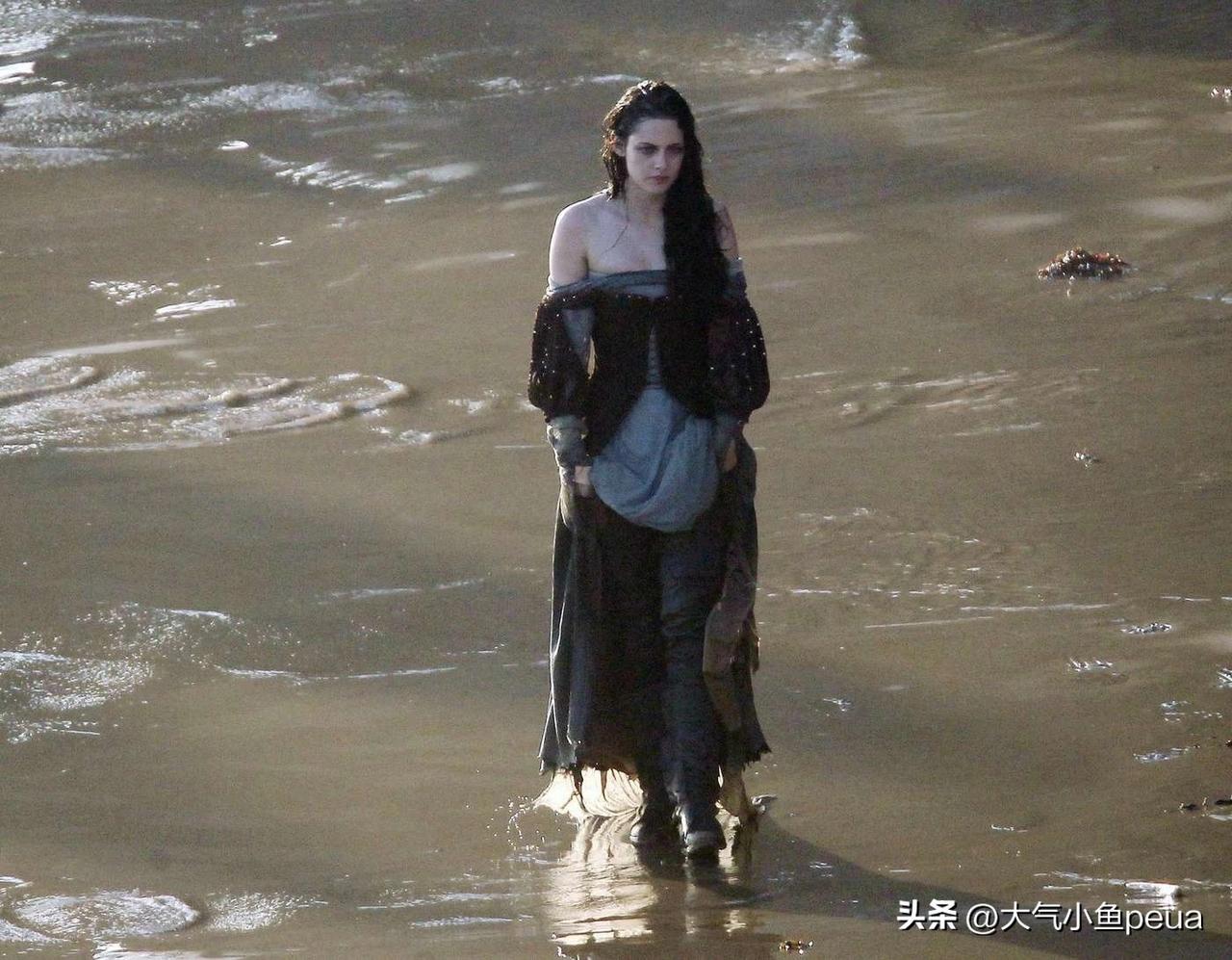 小k在《白雪公主与猎人》片场的这套图真的很美！
2011年的小k，颜值是真的顶啊