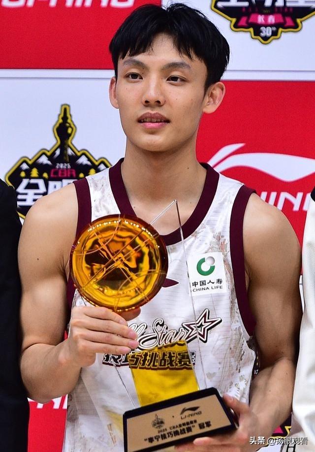 徐杰称为179cm“徐中锋”，中二魂和搓澡式防守双封神
 
广东队的“小钢炮”徐