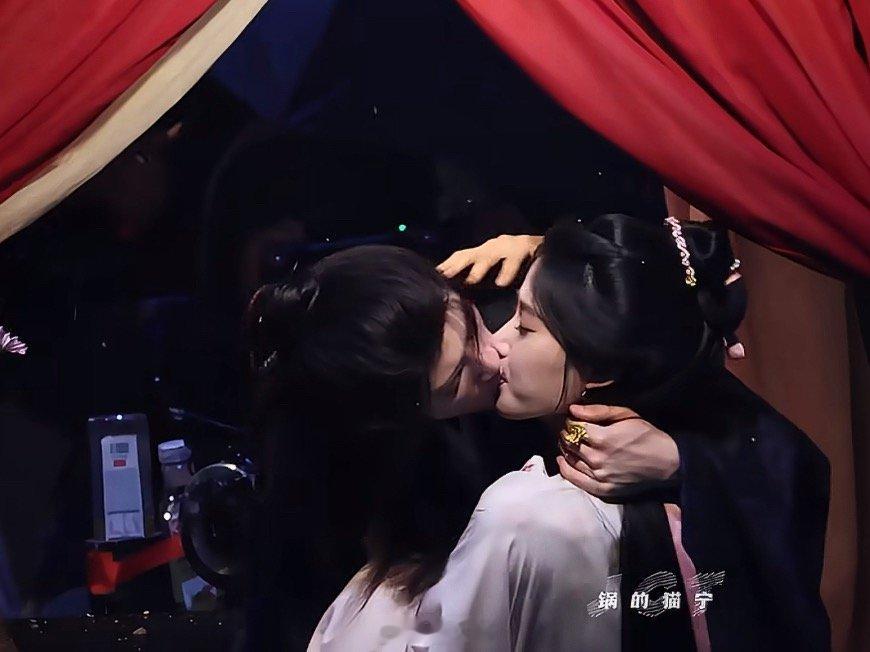 檀健次卢昱晓拜堂吻檀健次卢昱晓何不同舟渡船上拜堂路透 天惹天惹，这是哪个天才想出