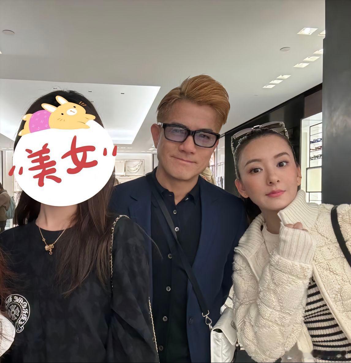 #郭富城陪老婆方媛伦敦购物# 近日，郭富城带着妻子方媛伦敦购物，在女鞋店，郭富城