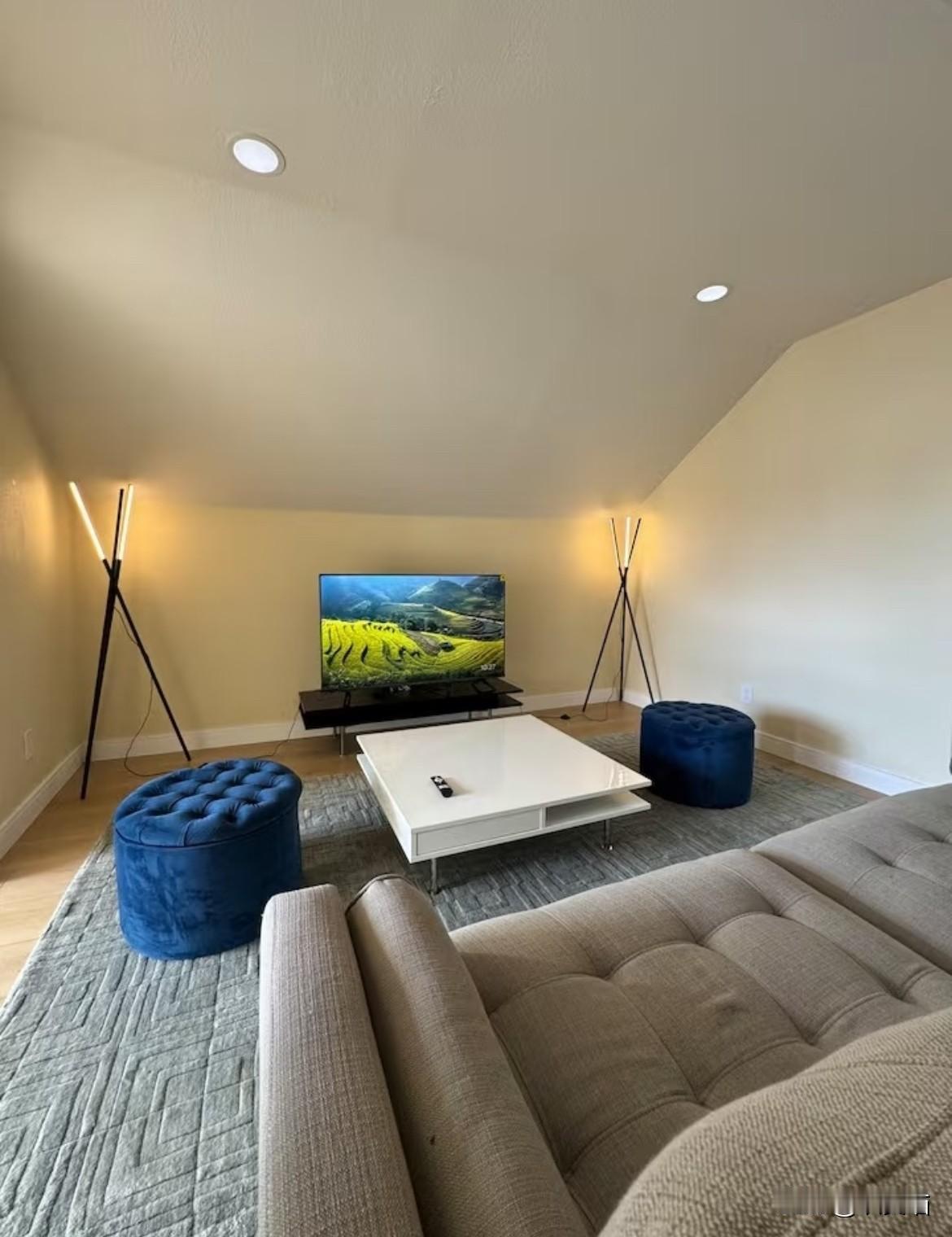 谢霆锋不拍戏了，在悉尼租了房，安安静静待着。

儿子谢振轩拎着黑包走进大学，他跟