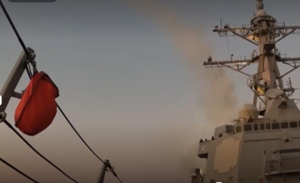 美军航母与驱逐舰在中东海域持续部署，战机昼夜起降，导弹发射的火光撕裂夜空，军事行