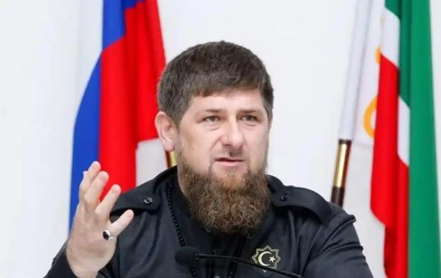 “绑架式审判”成了热搜关键词。而出人意料的，是泽连斯基随后的一番“跟风点菜”操作