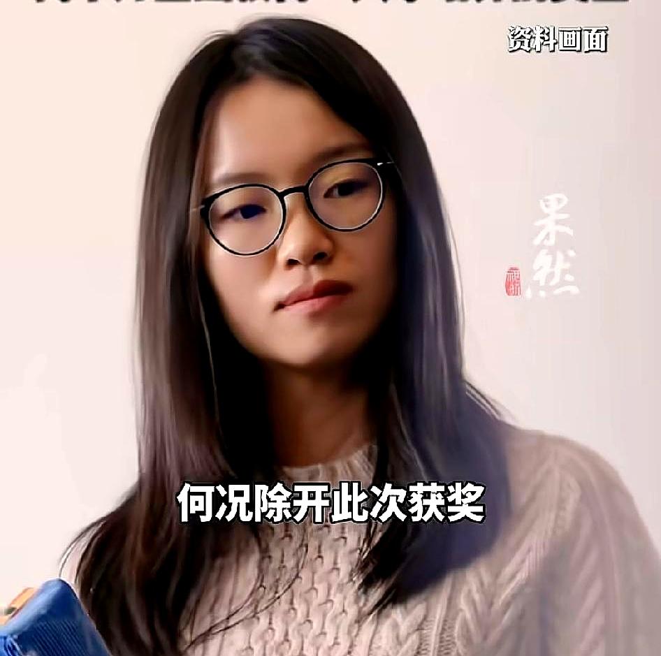 五六岁那场开水烫伤，王虹的手臂反复植皮，怕光就躲在屋里。
别人把病床当煎熬，她却