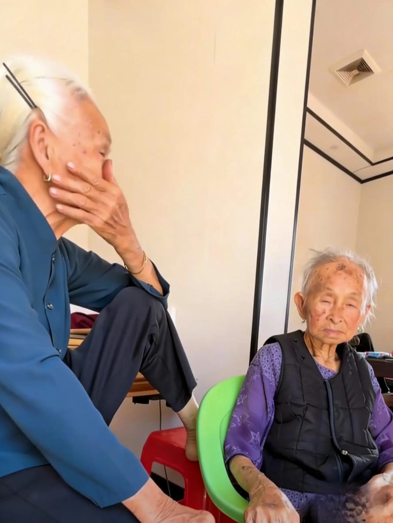 女儿已91岁，113岁妈妈还能唠嗑，你敢信？
 在广东湛江一户普通的民居里，91