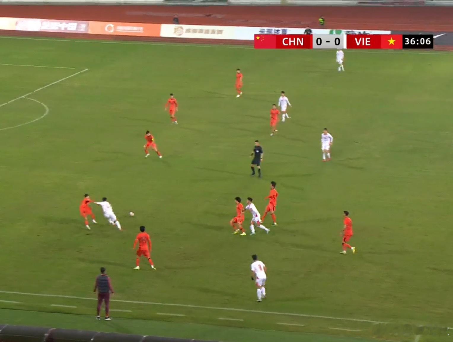 央妈直播这场比赛，但没有安排解说，尬看吧上半场有几次不错的机会，总的来说踢得还不