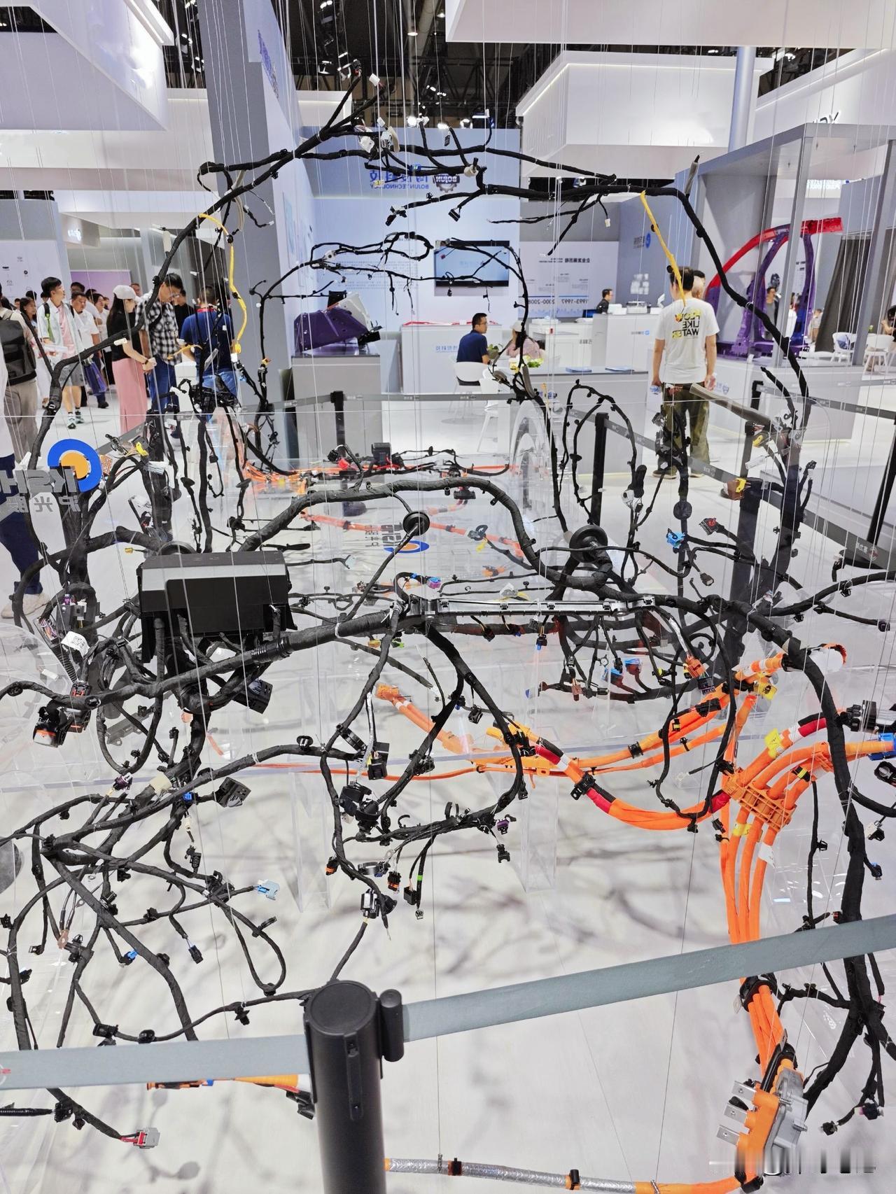 看这张图，密密麻麻、交叉缠绕的，是新能源汽车内部的线束模型。这些电线电缆完全按照